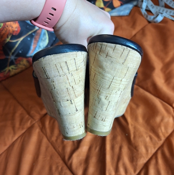 NINE WEST SIZE 8M BLACK LEATHER AND WEDGE SANDLES - Picture 3 of 8